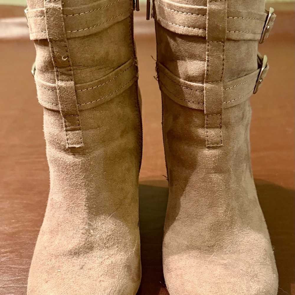 Stylish Tan/Purple Suede Ankle Boots